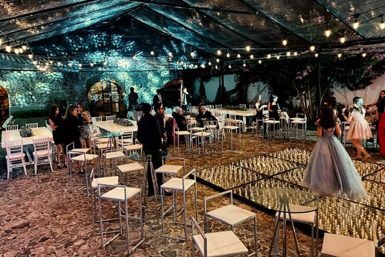 DJ-iluminacipon-elegante-y-pista-iluminada-para-XV-anos