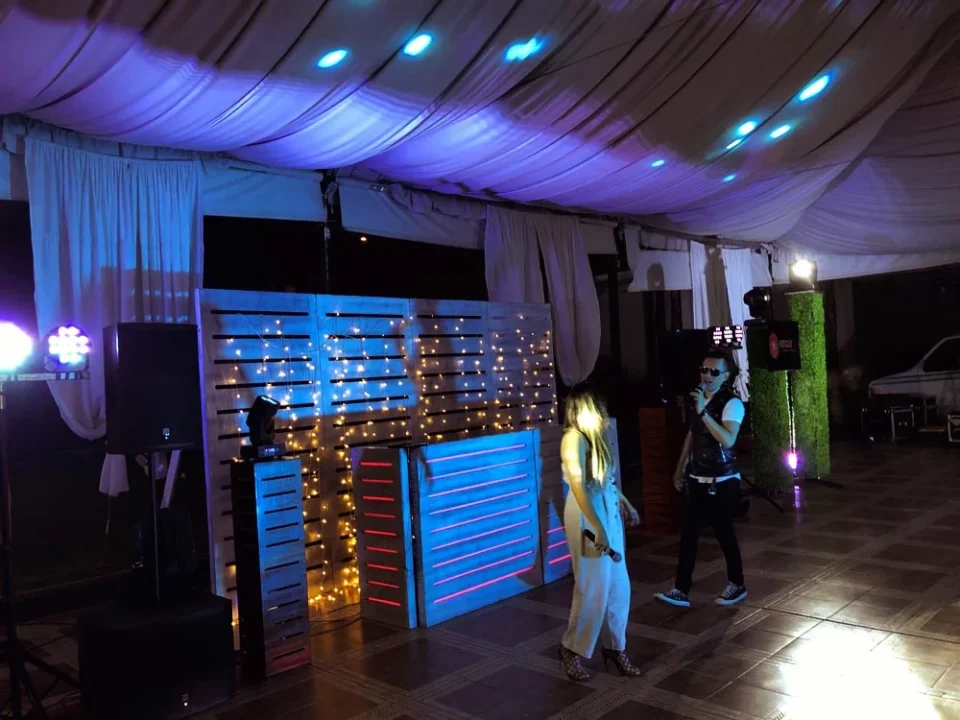 Dj con cantante hombre y mujer para bodas