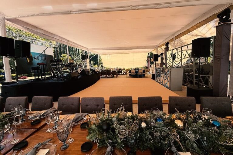 Montaje-Tematicpo-de-espejos-y-renta-de-pantalla-gigante-de-uso-exterior-para-evento-empresarial
