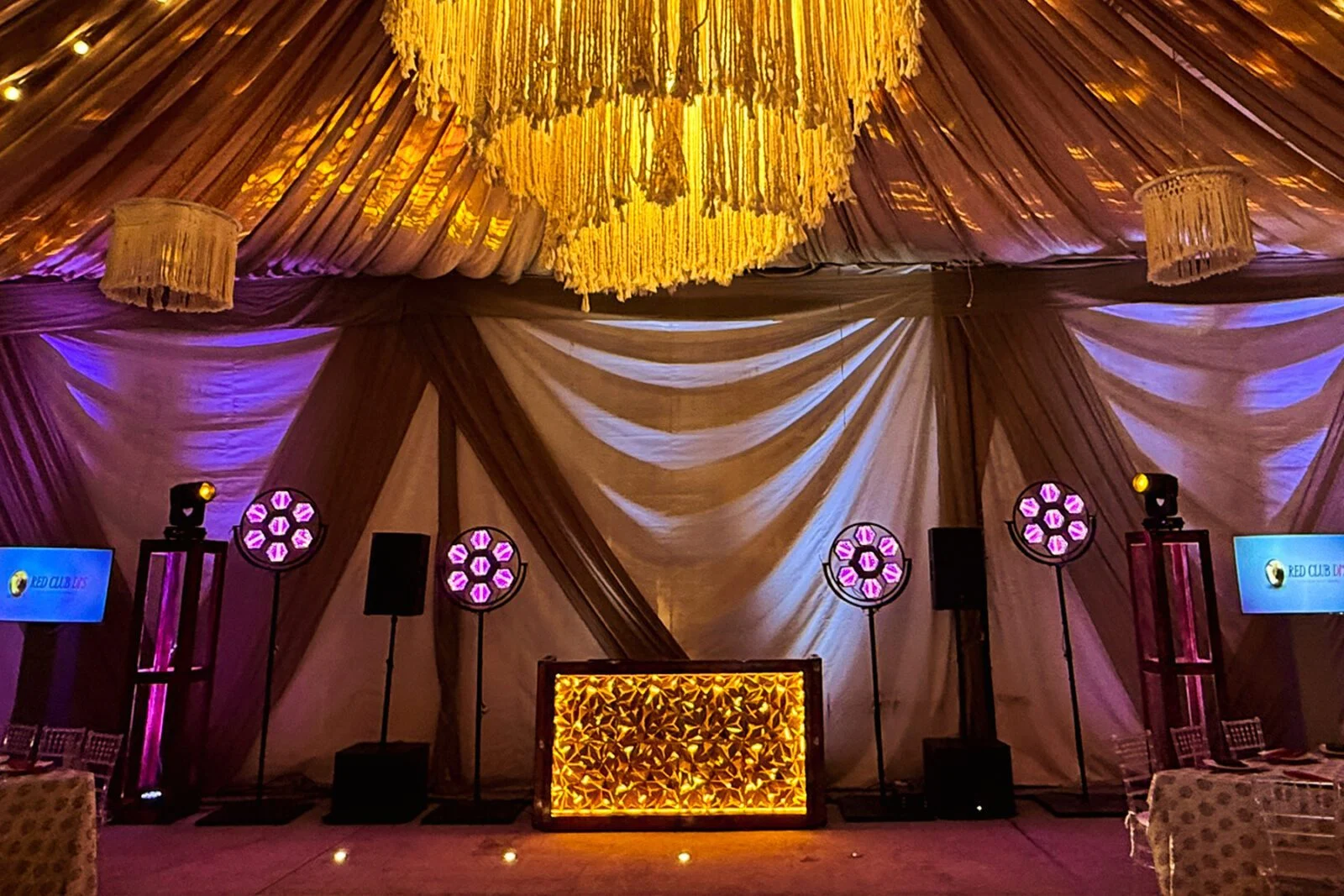 Montaje dj para bodas con luces retro en color morado