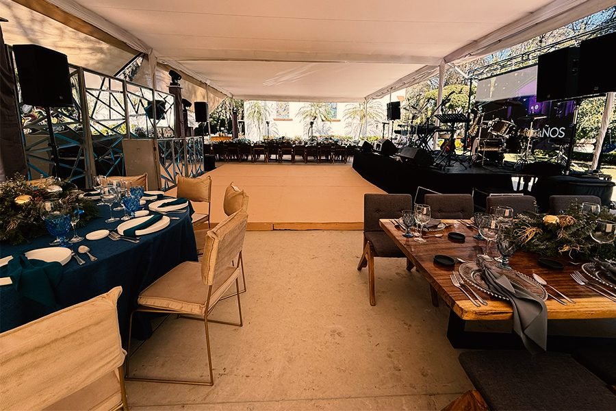 Nuestro-montaje-tematico-en-espejos-y-renta-de-pantalla-LED-3x2-para-evento-empresarial