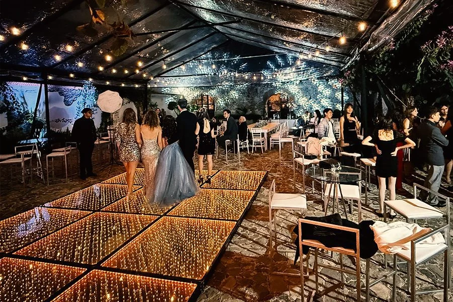 Nuestro servicio de DJ y pista iluminada para XV años en Patio 1502 Cholula