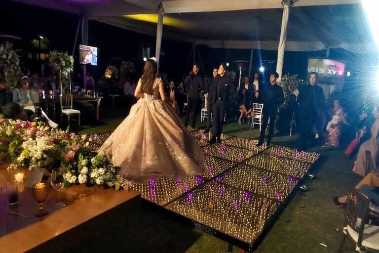 Pista-iluminada-color-oro-para-XV-años