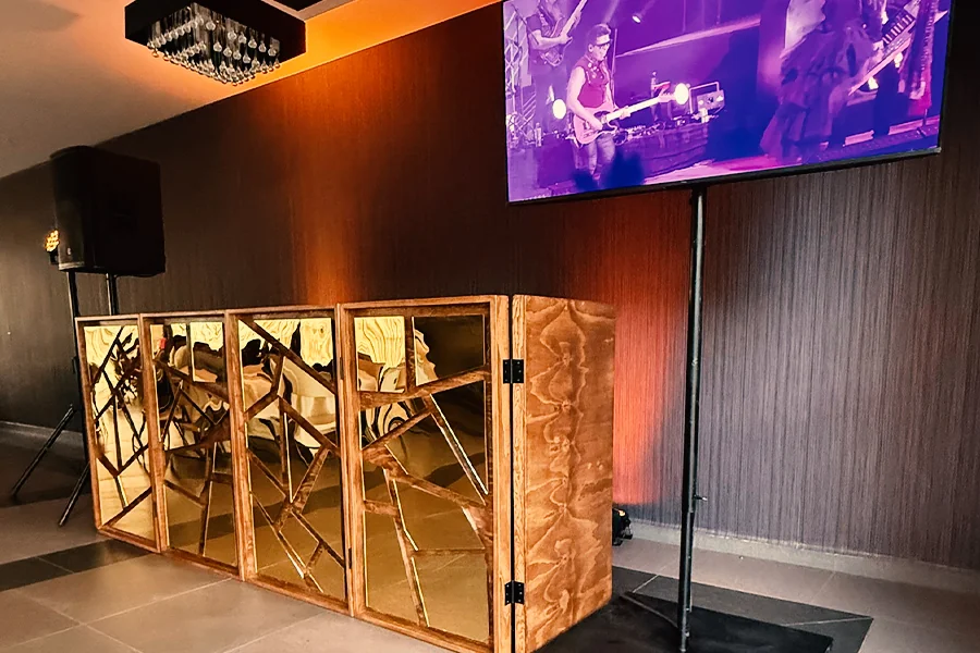 cabina dj de espejos color oro para eventos con pantalla y sonido profesional