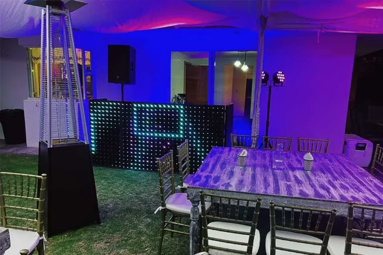 dj-con-cabina-led-para-evento-nocturno-al-aire-libre-con-carpa-y-mobiliario-elegante