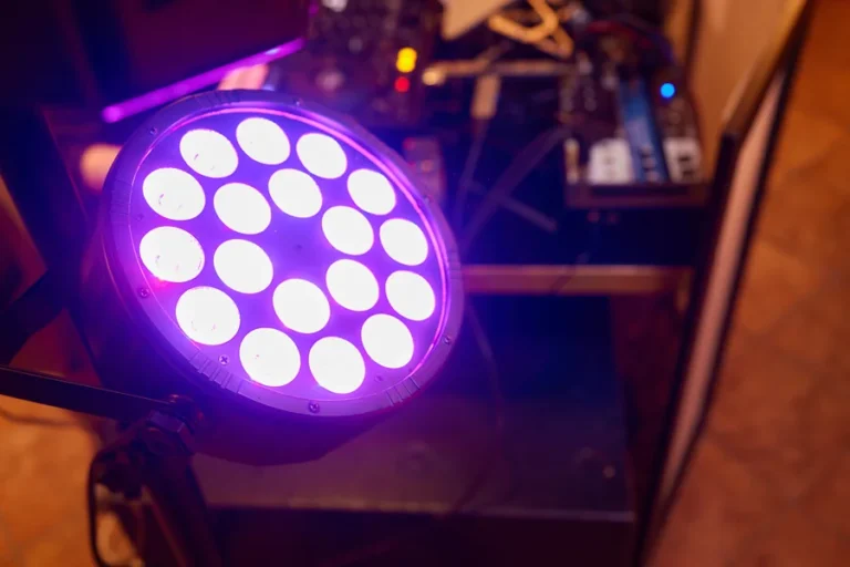 iluminacion-led-para-eventos-foco-par-luz-violeta