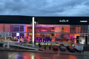 iluminacion-para-activacion-de-marca-en-kia-angelopolis-fachada