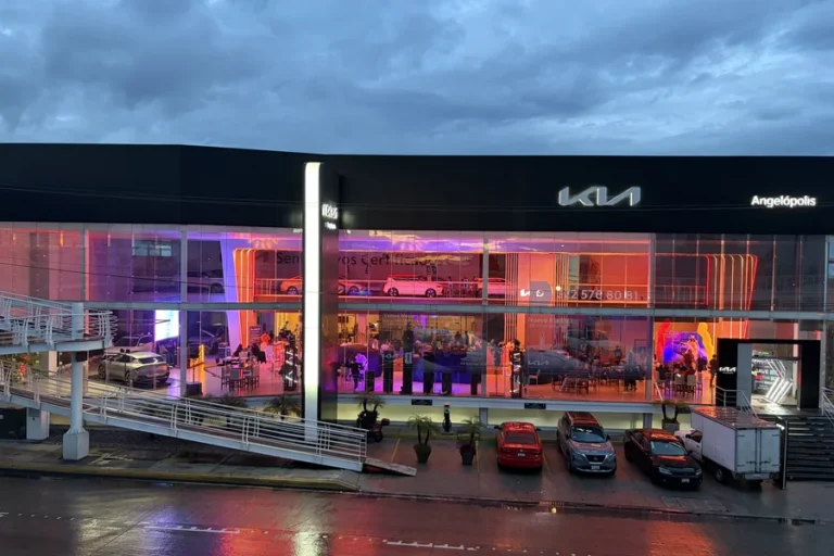 iluminacion-para-activacion-de-marca-en-kia-angelopolis-fachada