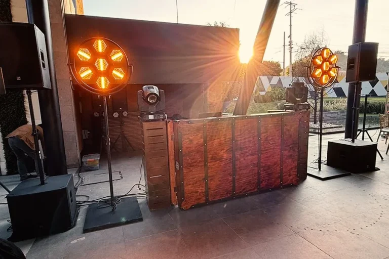 Montaje DJ con cabina de madera de doble vista e iluminación cálida