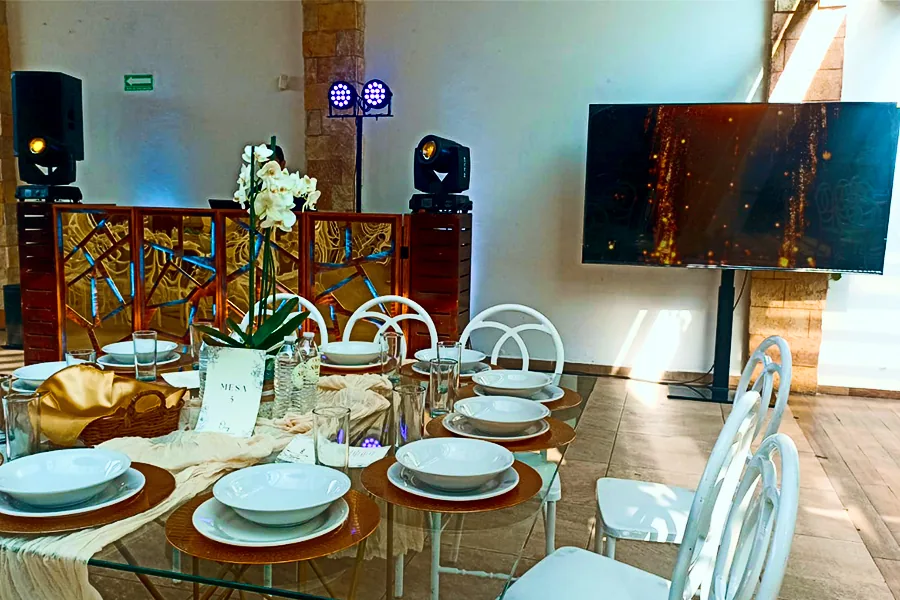 nuestro montaje dj con pantalla de 85 pulgadas para tu evento en puebla cabina gold