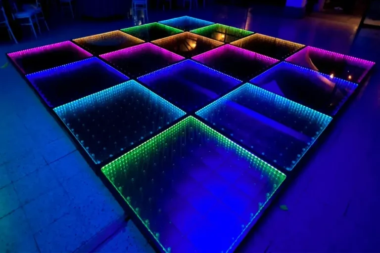 pista-iluminada-para-fiesta-retro-con-efecto-espejo-infinito-y-luces-led-multicolor
