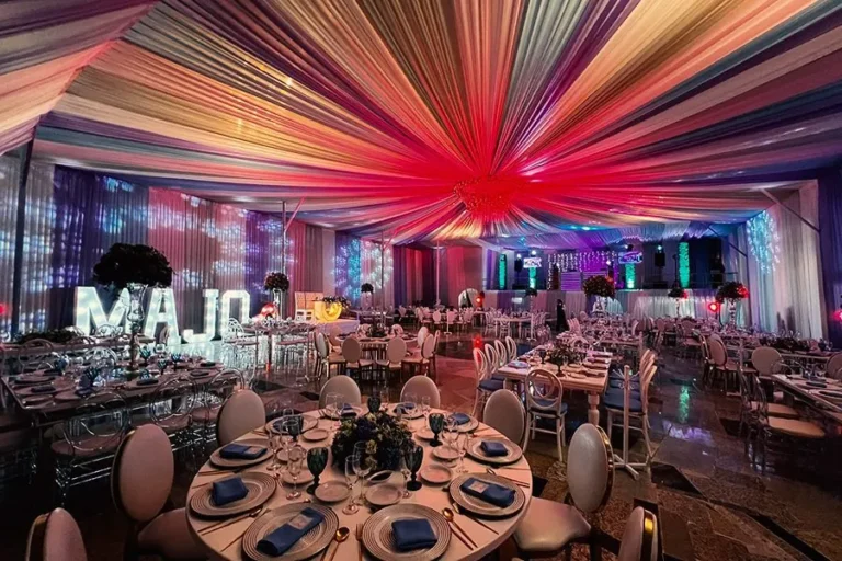 salon-de-eventos-elegante-con-decoracion-de-techo-y-letras-iluminadas-majo