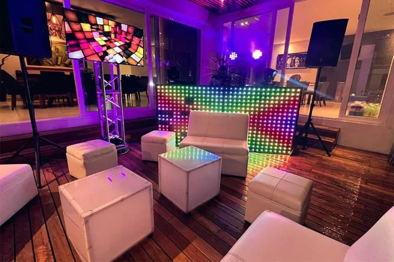 servicio-de-dj-para-graduacion-con-cabina-led-y-area-lounge-en-la-vista-puebla