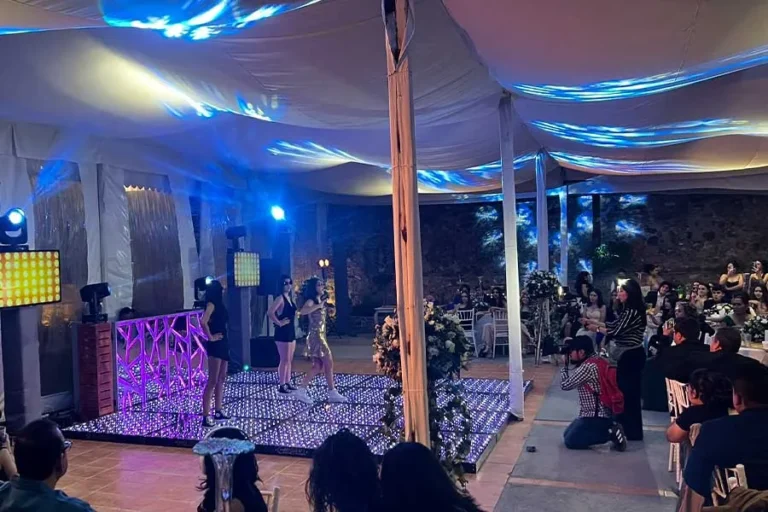 show-en-vivo-en-evento-social-con-piso-led-y-cantante-en-escenario