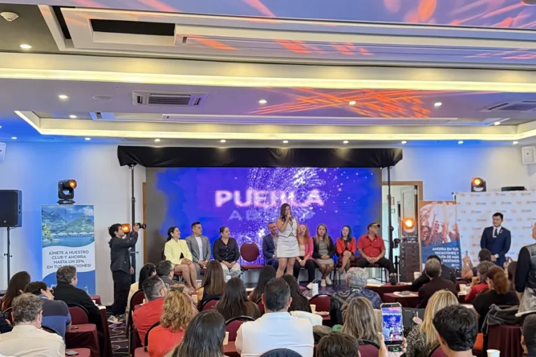 soluciones-audiovisuales-para-eventos-empresariales-y-conferencias-iluminacion-de-escenario-y-asistentes