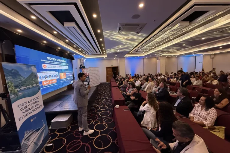 soluciones-audiovisuales-para-eventos-empresariales-y-conferencias-presentacion-con-pantalla-en-escenario