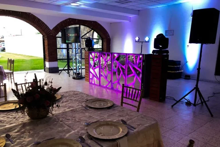 Montaje del paquete DJ con cabina iluminada y sonido profesional para eventos
